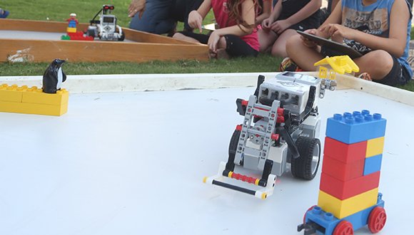 מאחורי כל רובוט עומדים מדענים שהיו פעם ילדים סקרנים